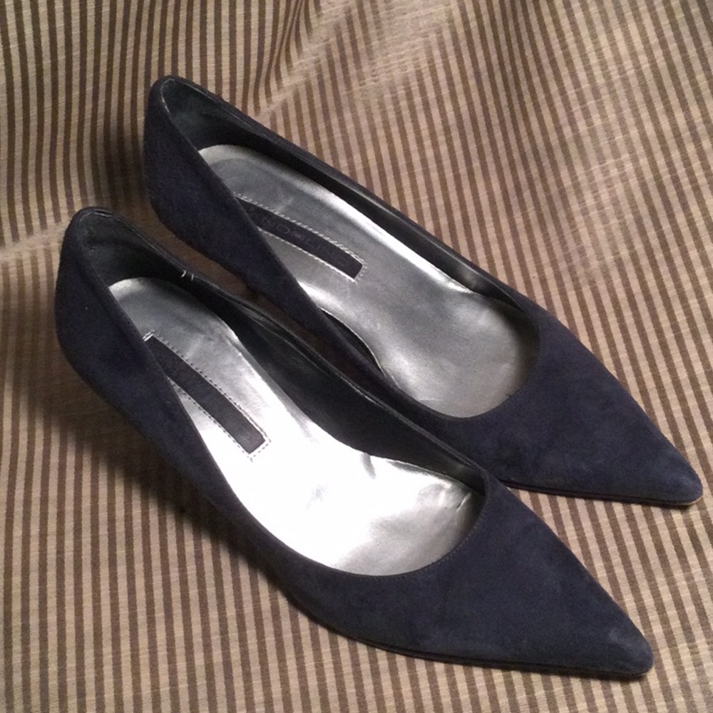 Bandolino navy suede heels